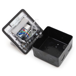 Trappe de sol en alu arrivé alimentation 2p+t et réseau RJ45