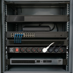 Multiprise rackable 19 pouces 8 prises avec interrupteur cable 1,80m
